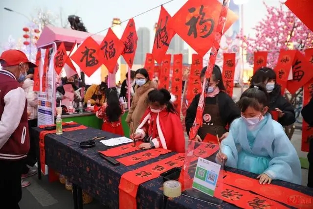 洋气又好玩儿！集装箱拼成趣味街区 成都郫都区夜市上新